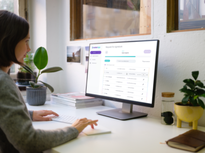 Woman using Woleet Sign on her computer